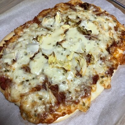 四角いピザを作って見ました。
生地は、2枚で丁度良かったです。
クリスピーにはなりませんでしたが、生地自体は美味しかったです。
アメリカンピザになりました。